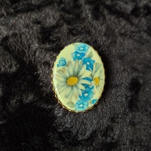 SOLD NOT FOR SALE Flower Bouquet Daisy Forget Me Nots Plastic Oval Brooch